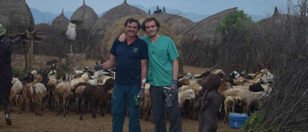 David y Carlos Iglesias, junto a un rebaño de animales en el poblado de los nyangatom.