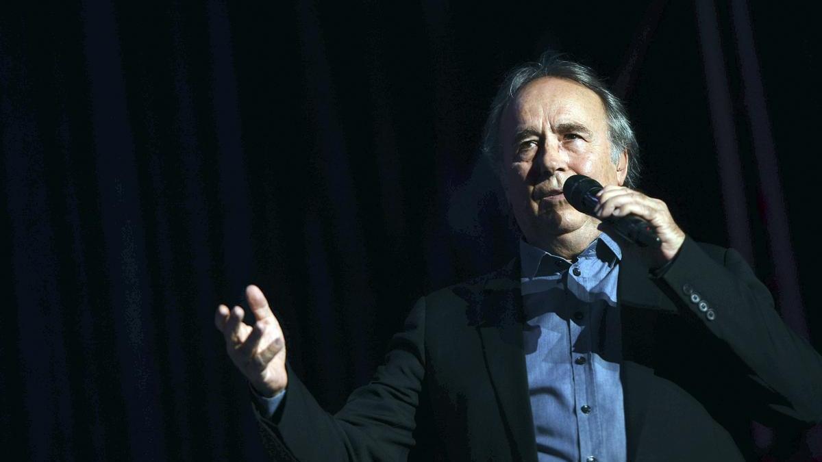 Serrat, durante un concierto