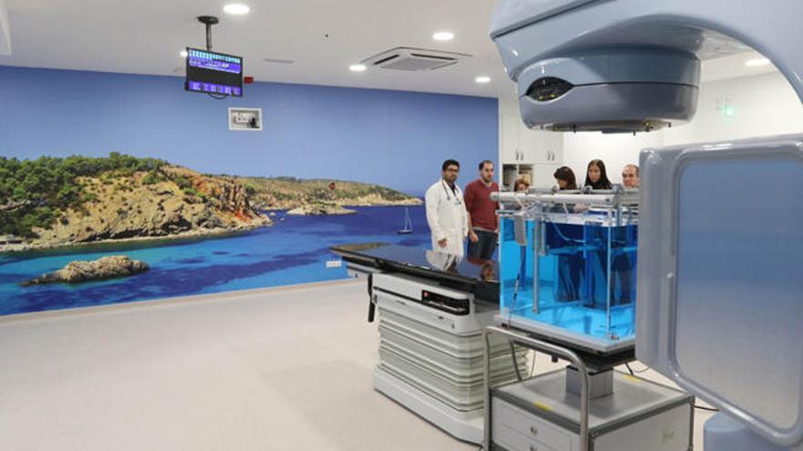 Una imagen de Cala Xarraca preside la sala en la que los pacientes recibirán el tratamiento de radioterapia.