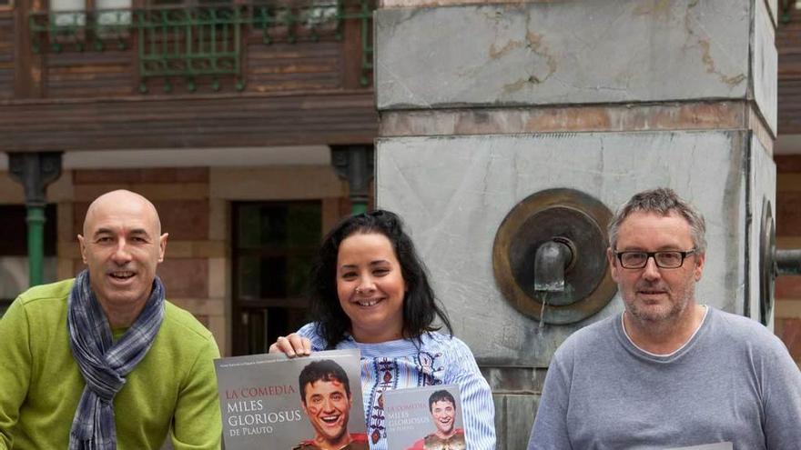 Miguel Ángel Peinado, Tamara Argüelles y José Ramón López, en la presentación de la nueva obra de teatro de &quot;Kumen&quot;.