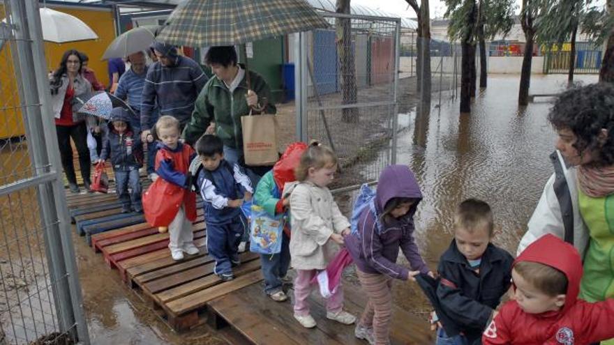 La lluvia aísla el colegio Benadresa en Castelló