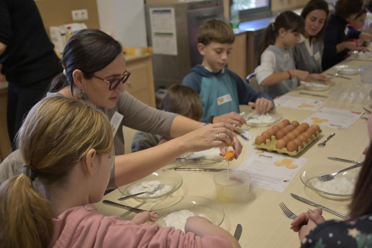 Taller de dulces navideños en el Museo Escolar de Puçol