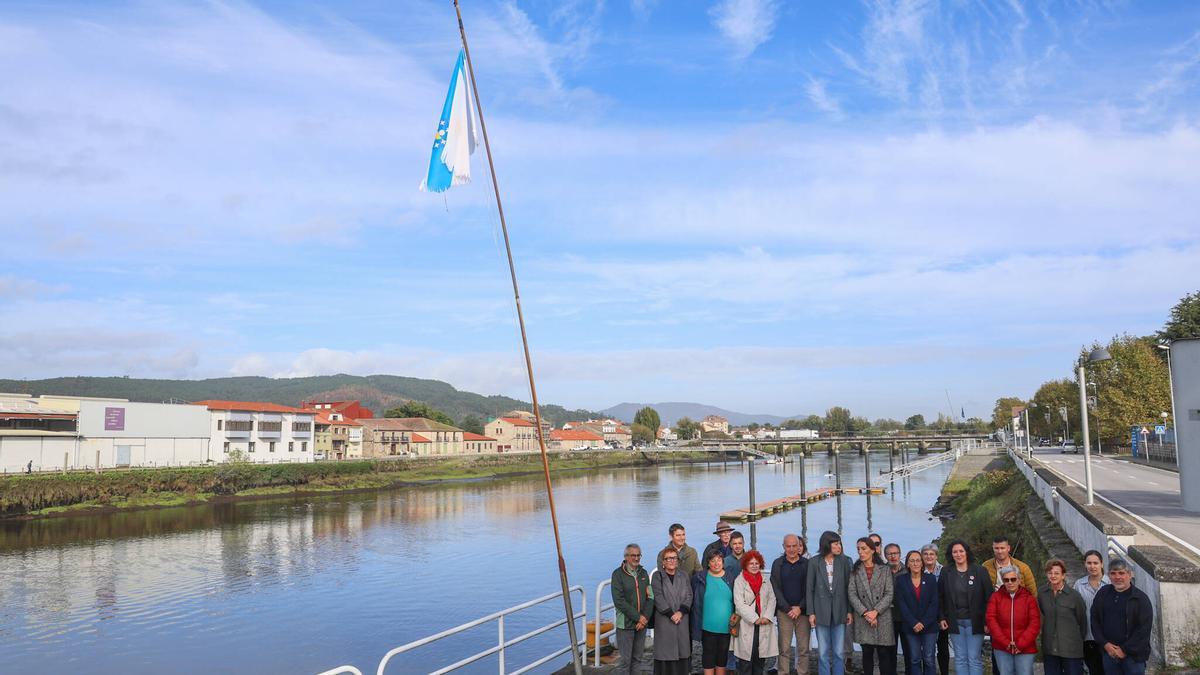 Ana Pontón y otros representantes del BNG en el acto desplegado esta mañana a orillas del río Ulla, en Pontecesures.