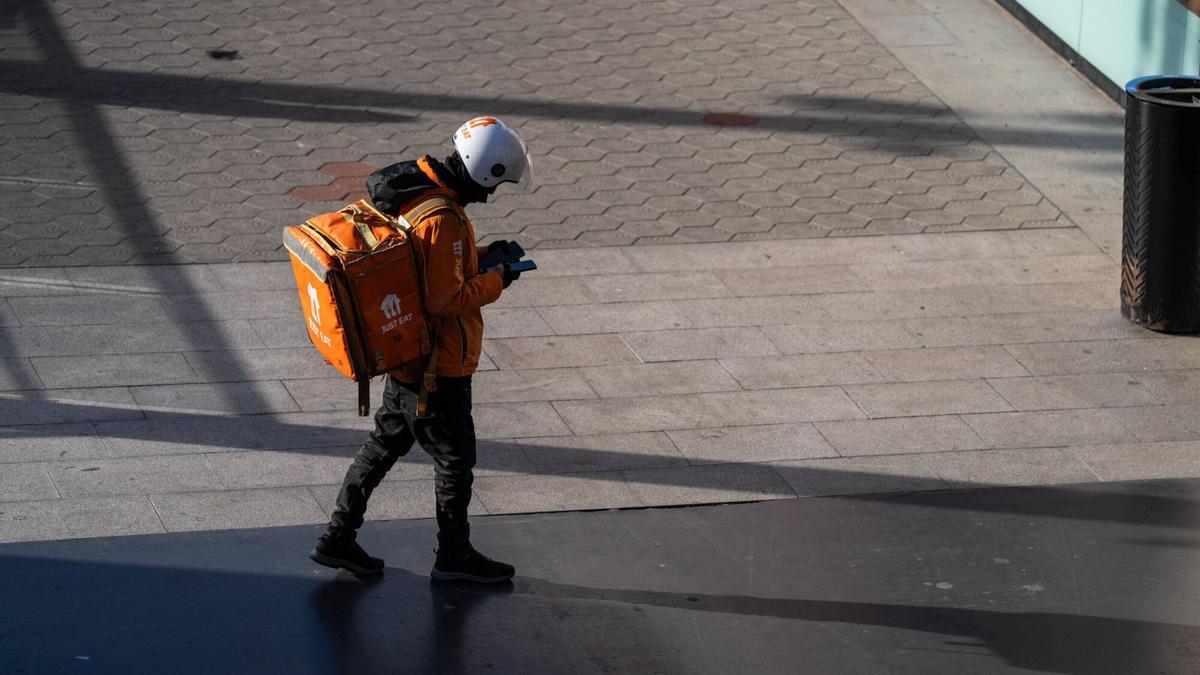 Repartidor de comida a domicilio de la empresa Just Eat.