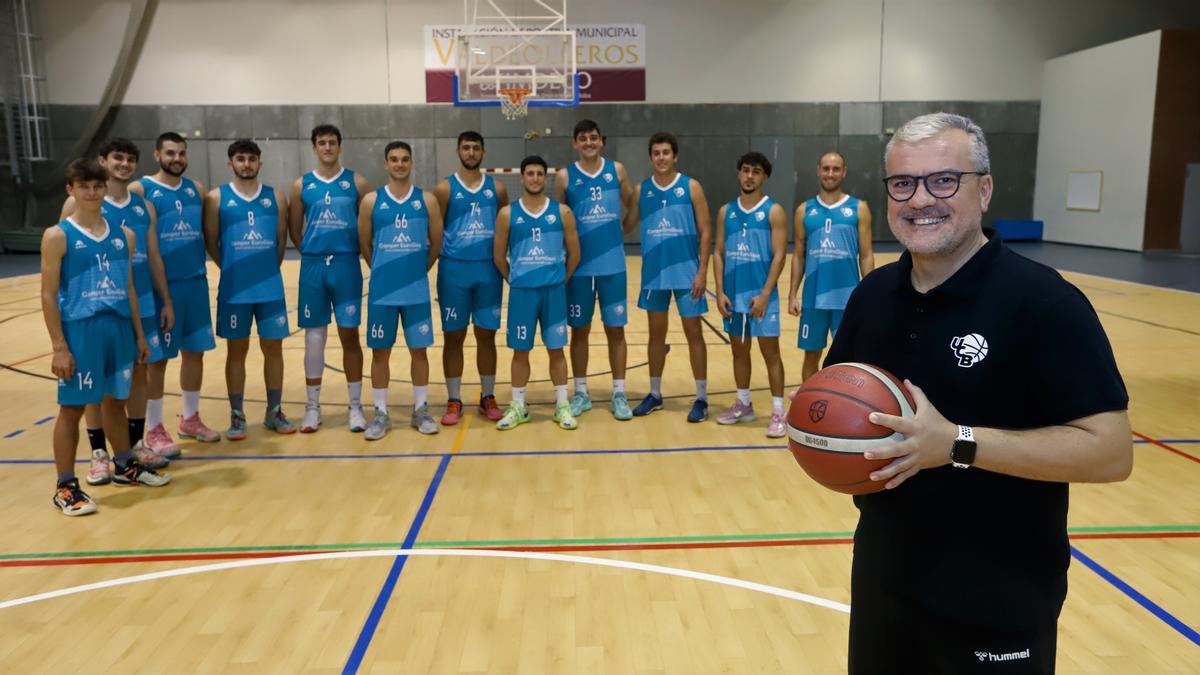 Plantilla de jugadores del UCB Camper Eurogaza en Valdeolleros con su técnico, Rafa Gomariz.