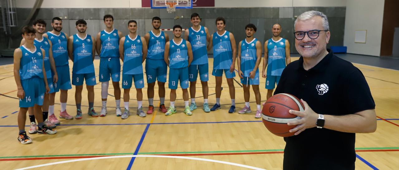 Plantilla de jugadores del UCB Camper Eurogaza en Valdeolleros con su técnico, Rafa Gomariz.