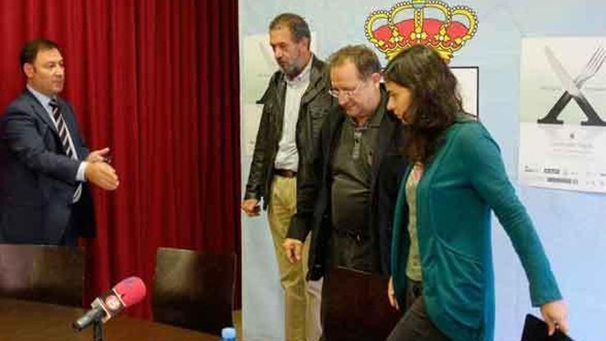 Ángel Zorita (Caja Rural), el vicepresidente de la Diputación Juan Dúo, Óscar Somoza, de Azehos, y la edil de Ferias, Nuria Herrero, ayer en el acto de presentación de la Feria de la Tapa.