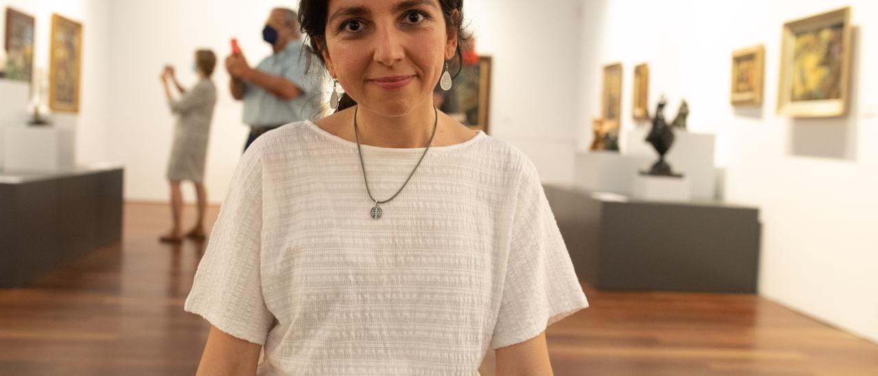 La comisaria de la muestra Inmaculada Real en la sala de exposiciones del Museo de Zamora