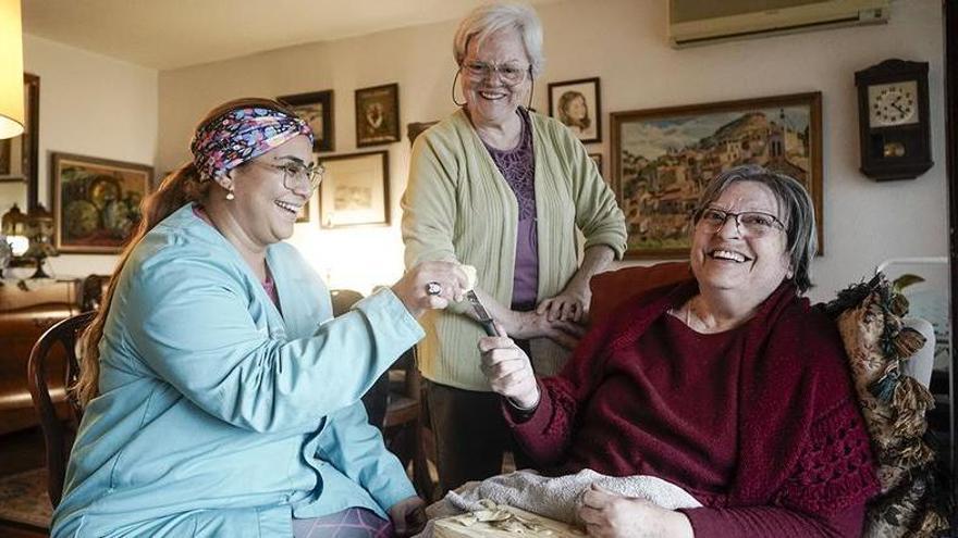 Antònia Flotats acompanyada de la seva germana i d’una treballadora familiar de Sant Andreu