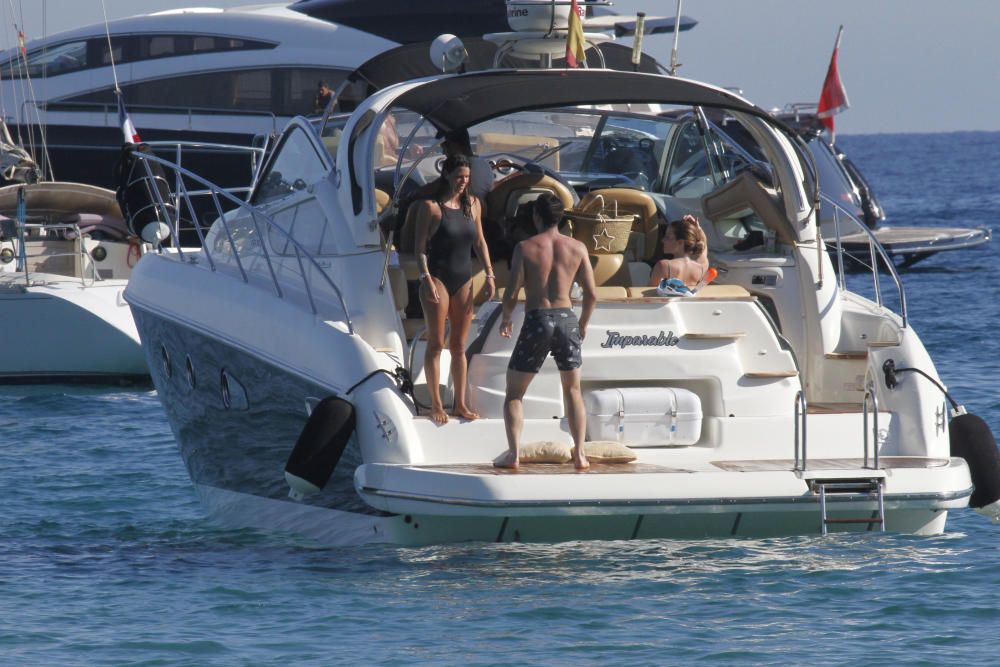 Laura Matamoros y Benji Aparicio en Barco en Cala Jondal, junto  Fonsi Nieto y su mujer Marta Castro.