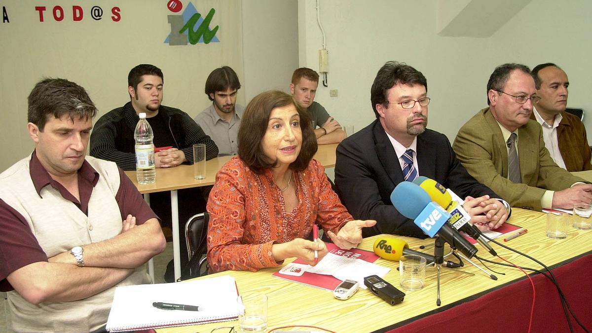 María Puig en una rueda de prensa de IU en 2007.