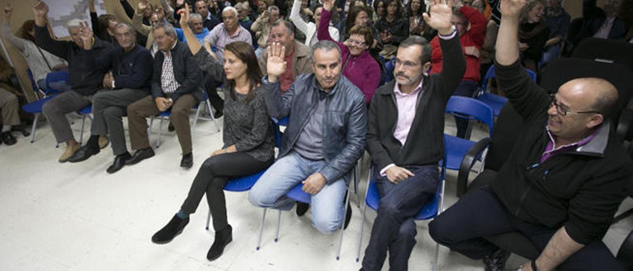 En primera línea, Claudina Morales, Mario Cabrera y Marcial Morales, anoche.