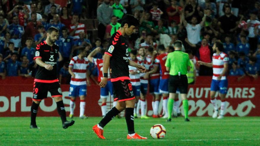 Borja Lasso y Filip Malbasic, dirigiéndose al centro del campo para sacar después del segundo gol del Granada el pasado viernes.