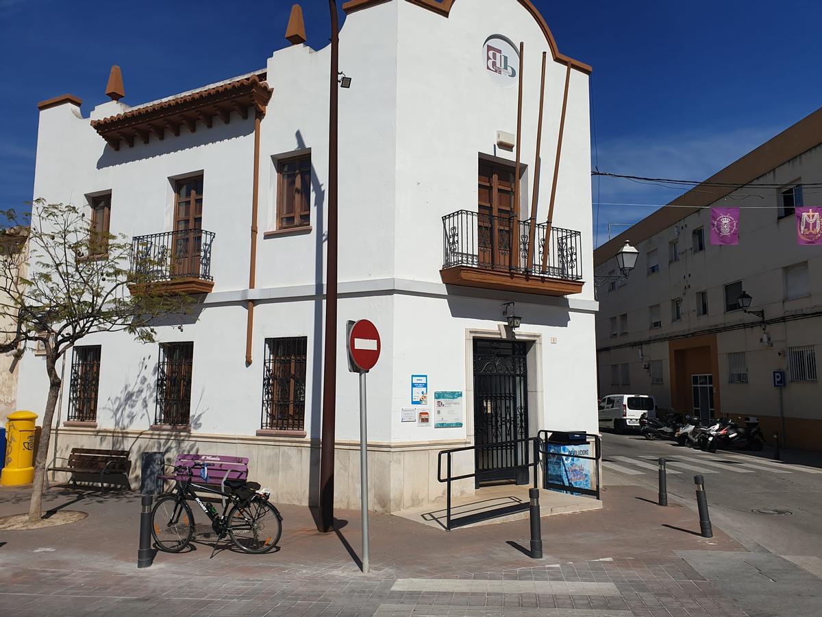 Exterior de la biblioteca Josep Piera Beniopa.