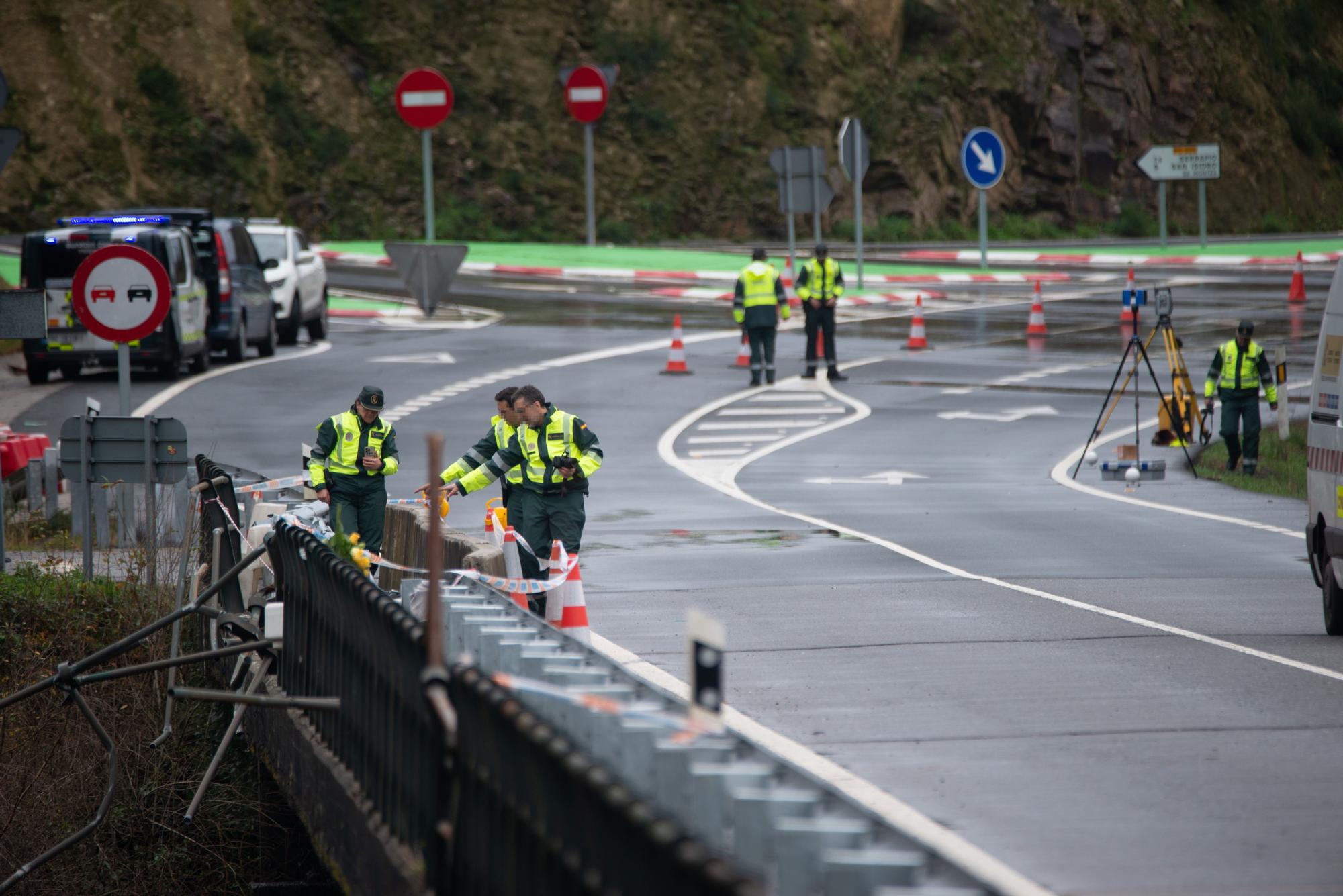 La Guardia Civil inicia la reconstrucción del accidente de autobús en el Lérez