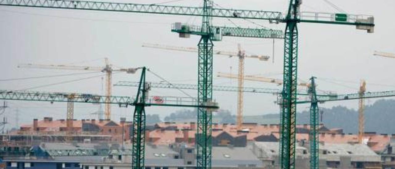 Grúas de construcción en una imagen de archivo de Gijón.