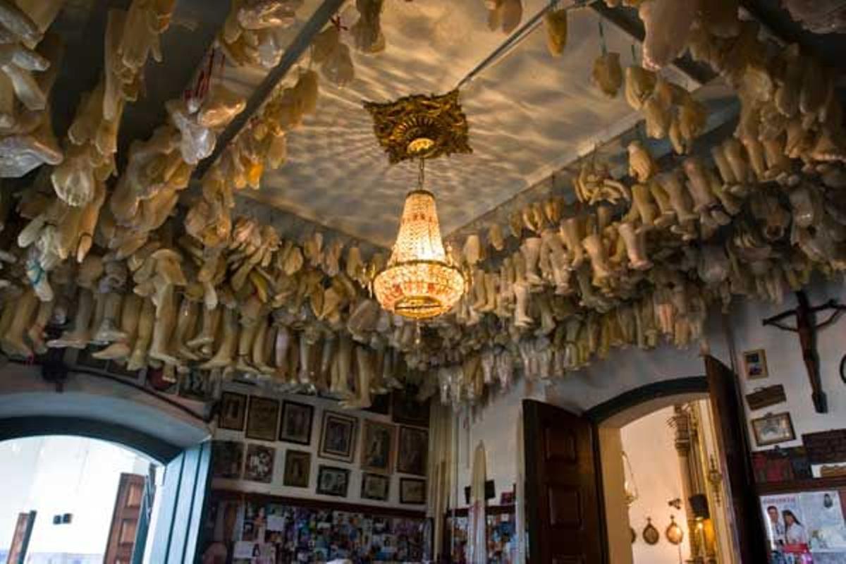 Prótesis y fotos de los feligreses de la iglesia de Nossa Senhora do Bonfim