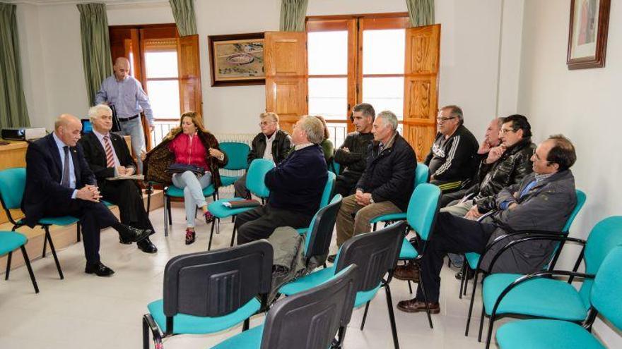 Jerónimo García Bermejo reunido con los alcaldes tabareses y albarinos.