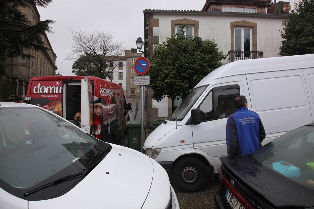 Caos de tráfico na carga e descarga de mercadorías nos arredores da Praza de Abastos