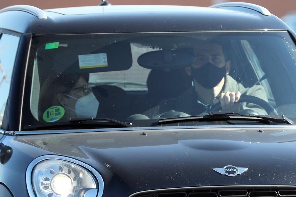 Iker Casillas llega al hospital en coche