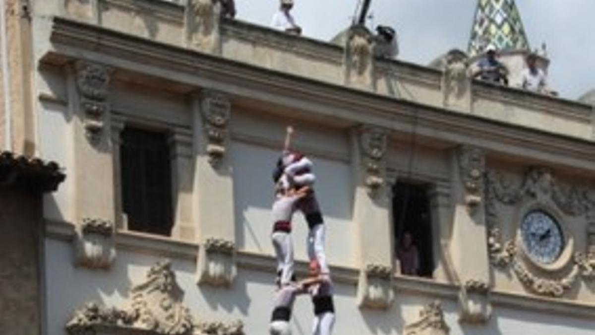 'Torre de nou amb folre i manilles' cargada por los Minyons de Terrassa en 2013 durante la última diada de Sant Fèlix en la que participaron.