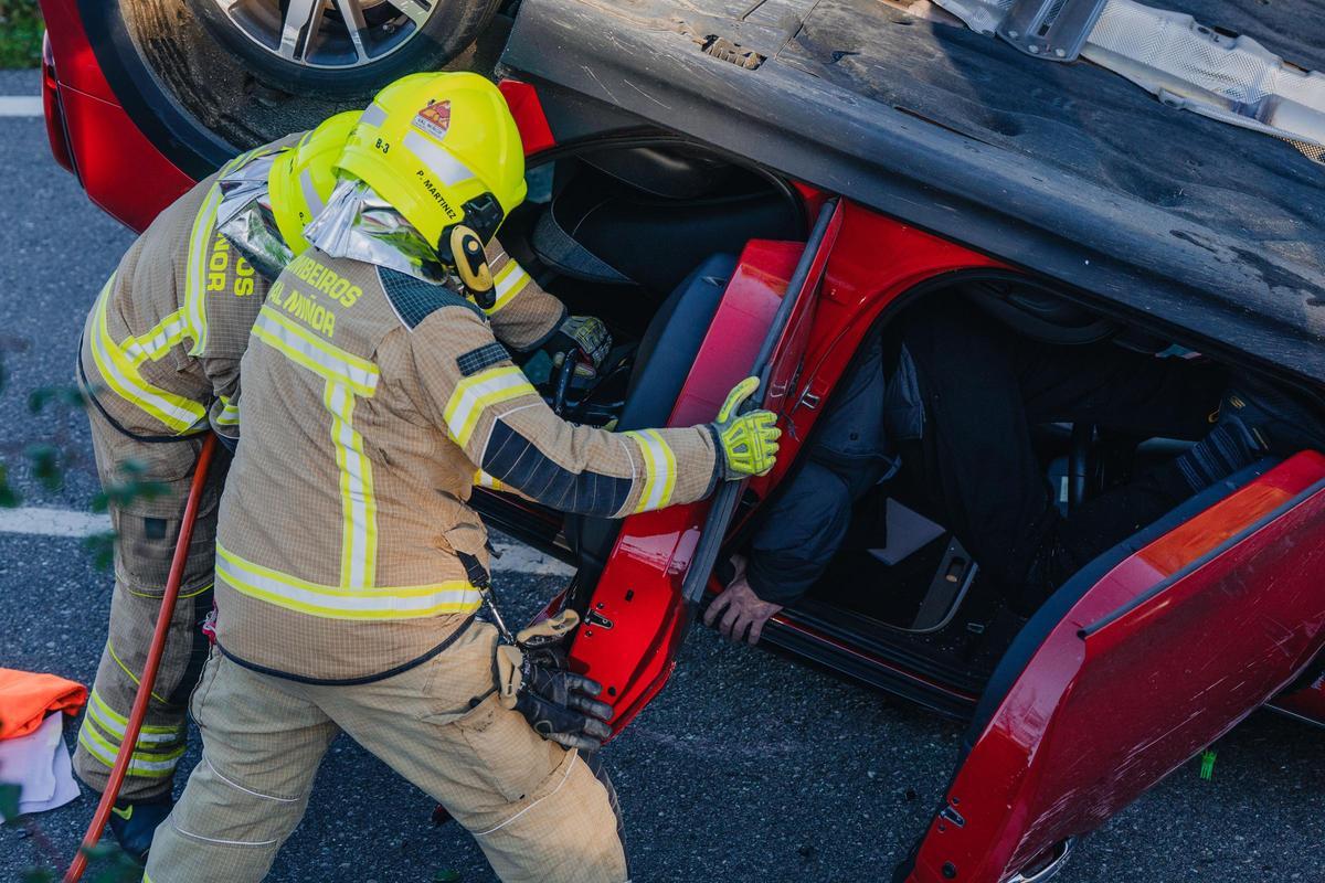 Accidente en Gondomar: el conductor volcó tras chocar contra una roca y tuvo que ser excarcelado