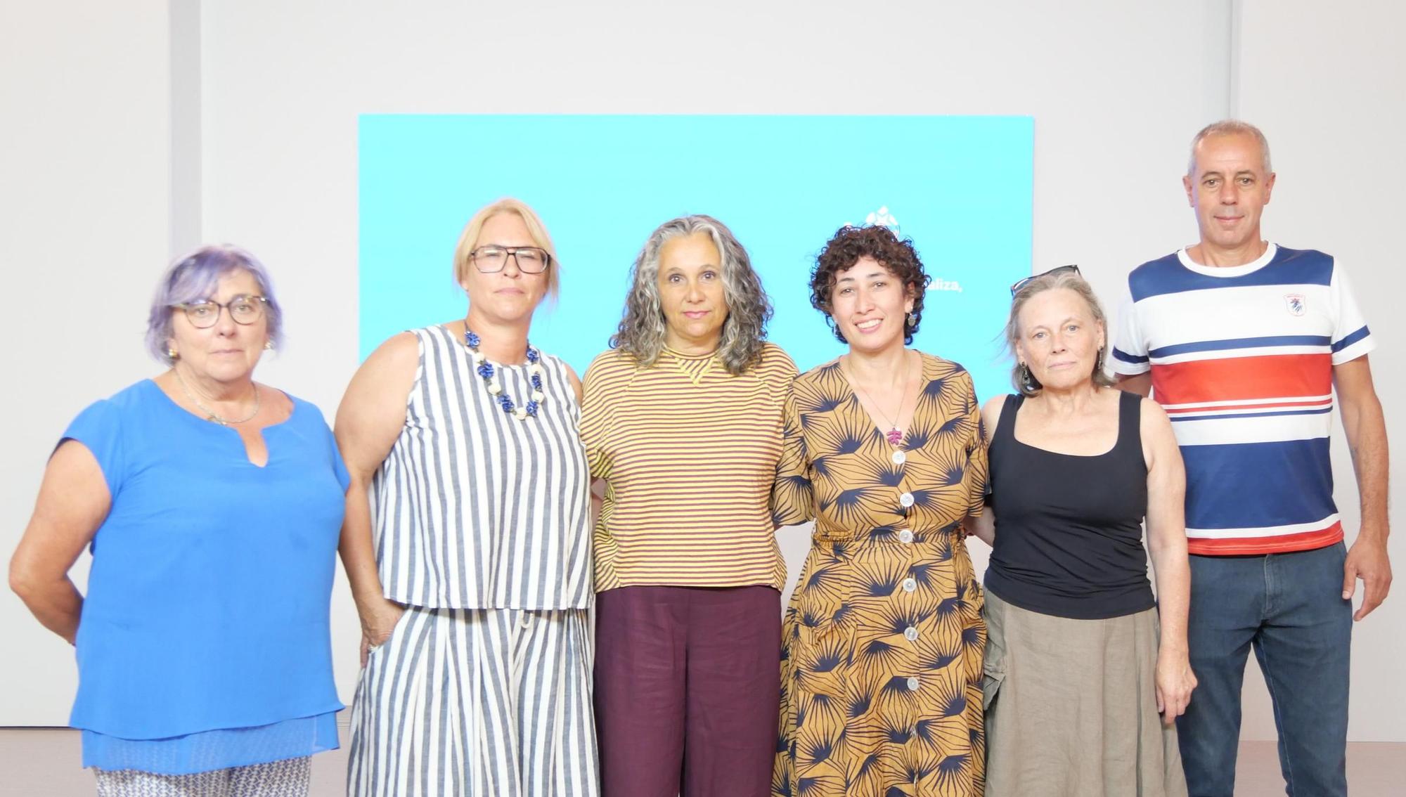 Mercé Barrientos, terceira esquerda, con Lucía López, cuarta, e integrantes do BNG.