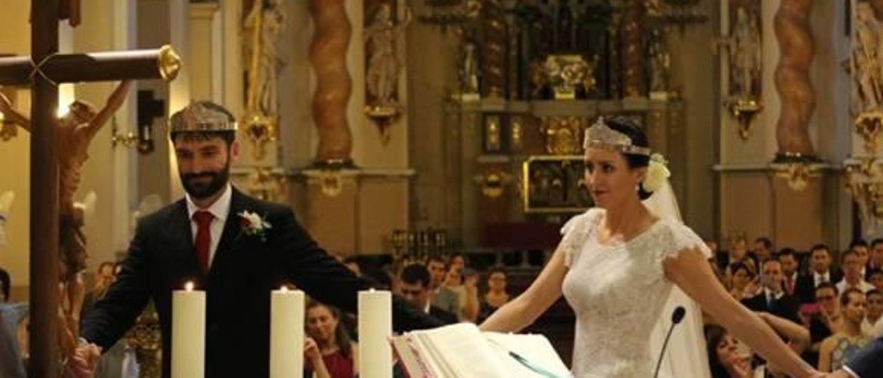 Una iglesia de Alzira une en una boda elementos de los ritos cristiano y ortodoxo