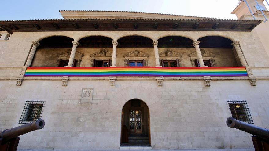 El Consolat cuelga una gran bandera LGTBI para celebrar el Día del Orgullo