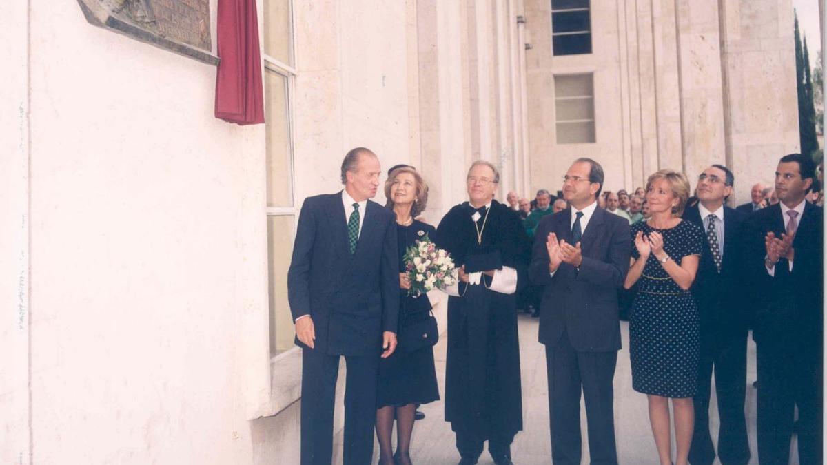 Los Reyes, en el acto de apertura de curso de 1997, con el entonces rector, Amador Jover Moyano.
