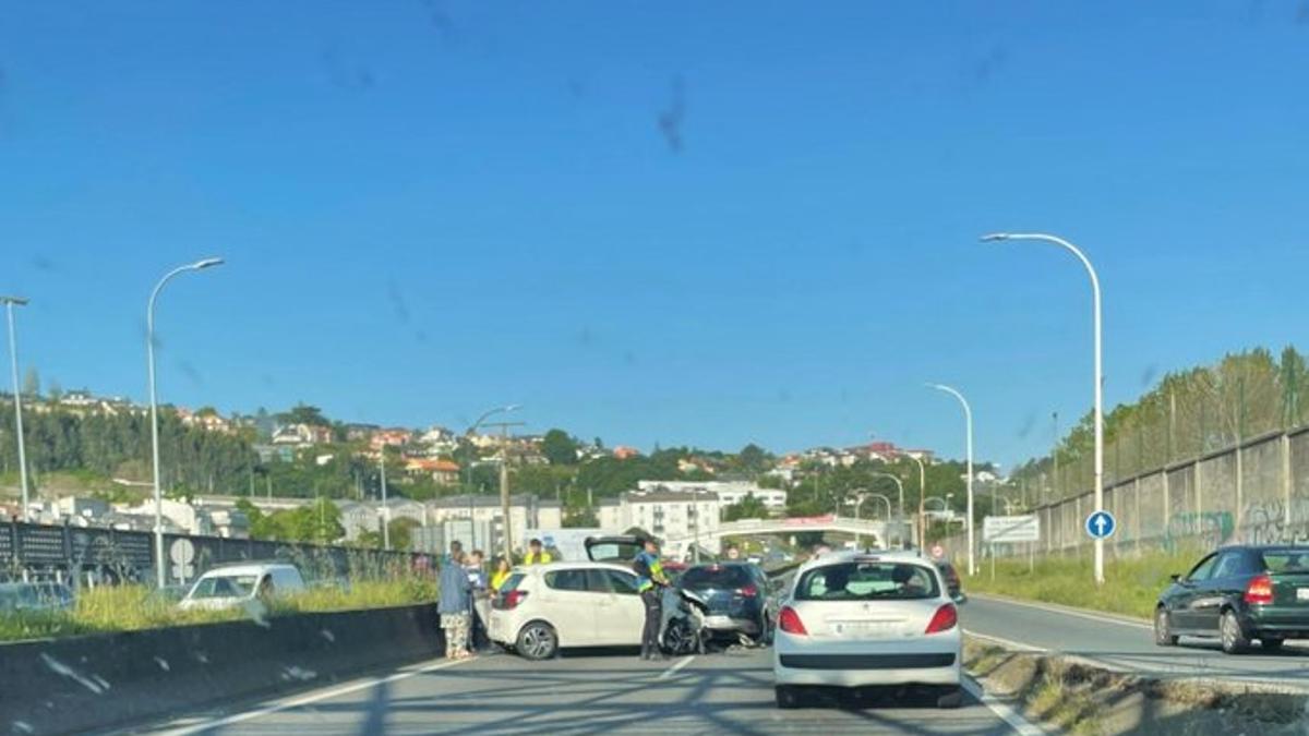 Un accidente entre varios vehículos en Alfonso Molina causa atasco en el puente de A Pasaxe.