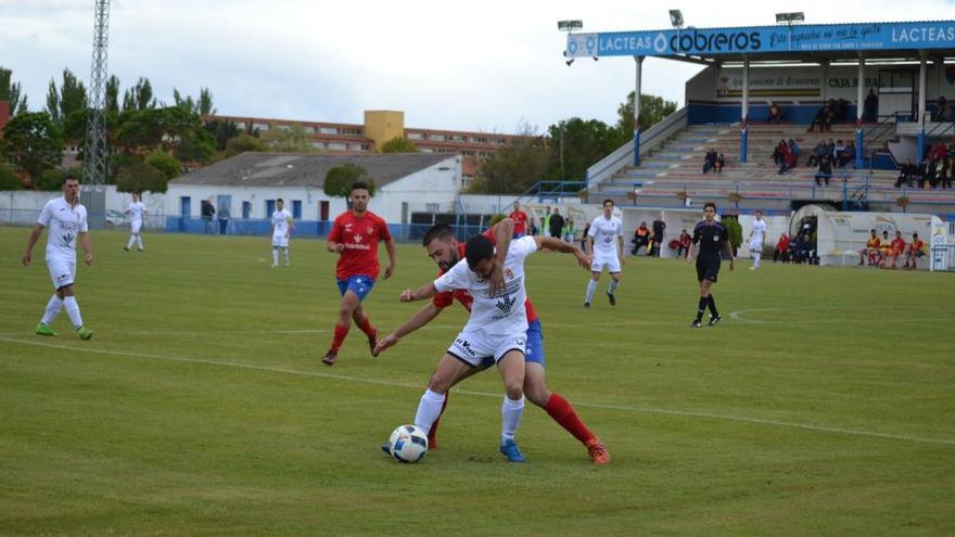 Un momento del derbi disputado en el Luciano Rubio