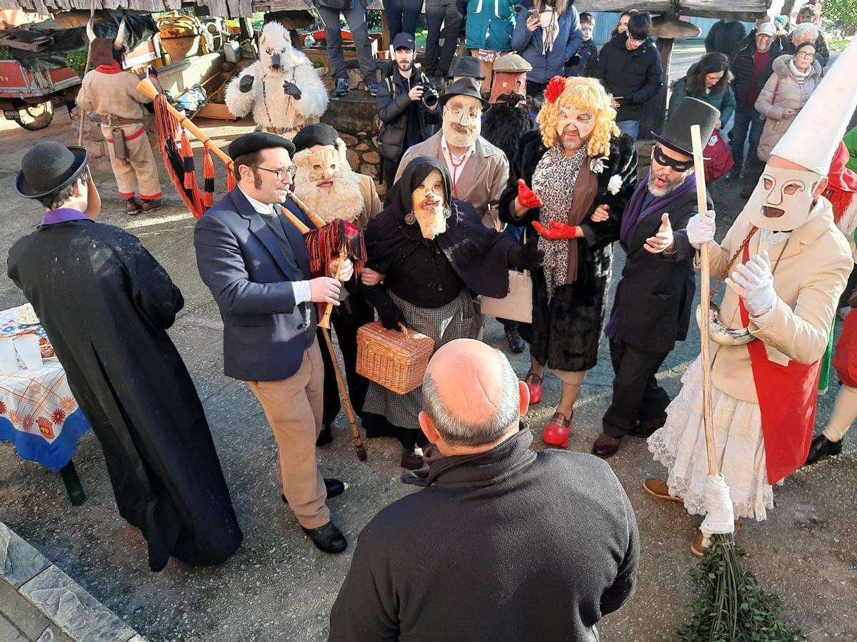 Los Aguilandeiros de San Xuan de Villapañada recorren los pueblos de Grado entre ceniza y bailes