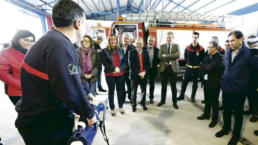 Entrega de material de excarcelación en el parque de bomberos de Ponteareas. // A.H.