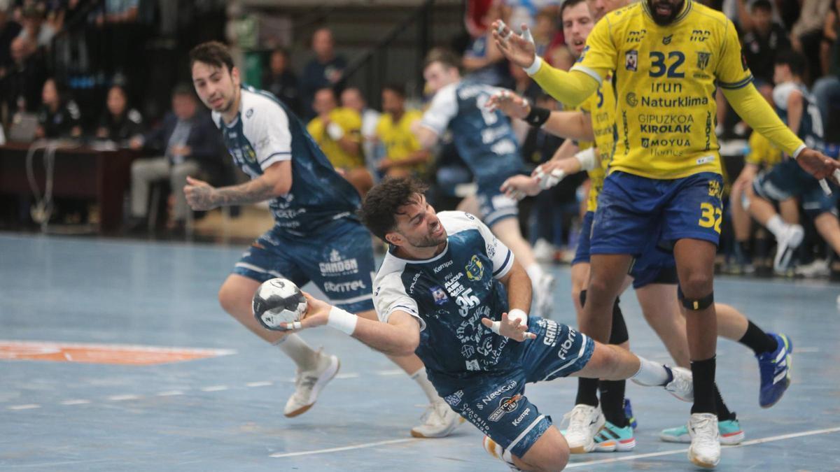 Pablo Castro intenta un lanzamiento acrobático en el partido entre el Frigoríficos del Morrazo y el Bidasoa.