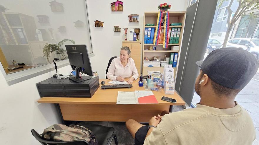 Las ONGs, ante el proceso de regularización de migrantes, alertan del colapso de los servicios sociales: «El concello da cita para dentro de un mes, y el plazo termina en tres»