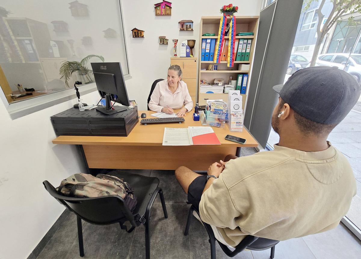 Oficina en Vigo de la Federación Venezolana de Galicia, que asesora en el proceso de regularización.