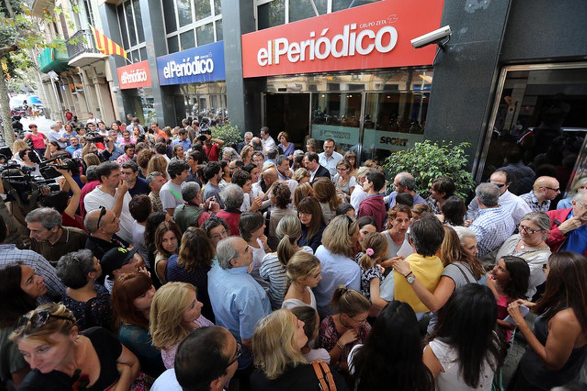 Concentració davant la redacció d’EL PERIÓDICO en suport al periodista Marc Marginedas, segrestat a Síria. JULIO CARBÓ