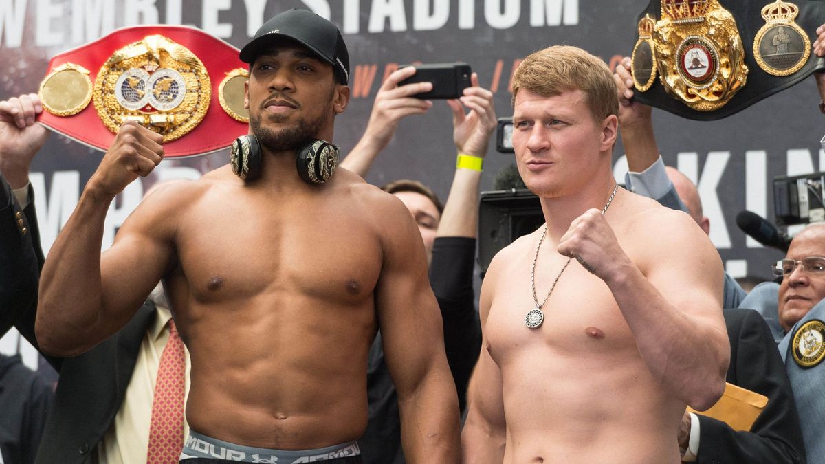 Archivo - Los boxeadores Anthony Joshua y Alexander Povetkin.