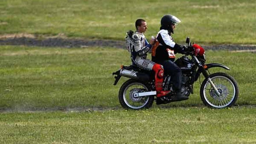 Lorenzo abandona la pista del circuito australiano en una moto de asistencia.