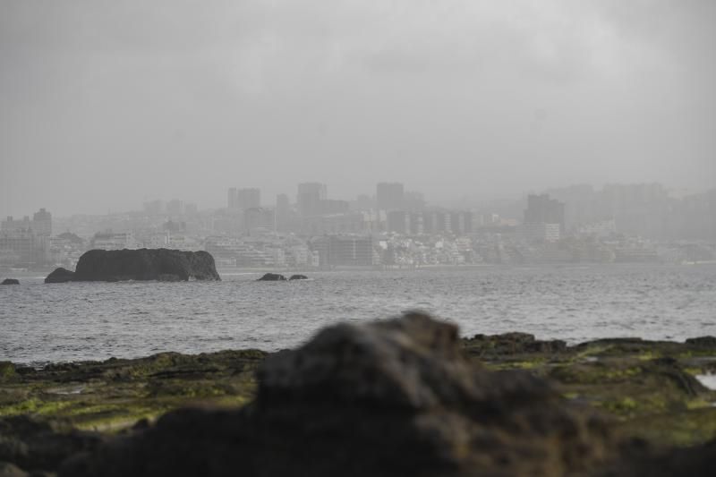 05-02-19 LAS PALMAS DE GRAN CANARIA. CIUDAD. LAS PALMAS DE GRAN CANARIA. METEOROLOGIA. Calima.    Fotos: Juan Castro.  | 06/02/2020 | Fotógrafo: Juan Carlos Castro