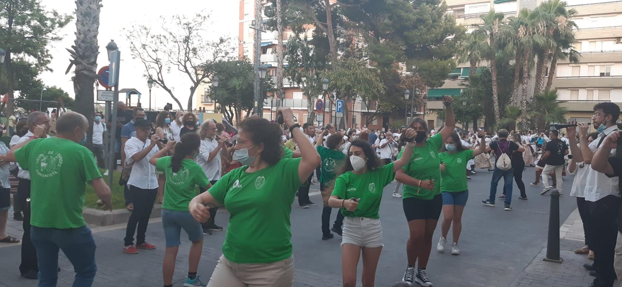 Falleros de Ramiro de Maeztu-Humanista Furi� bailan en una dans� en Manises..jpg