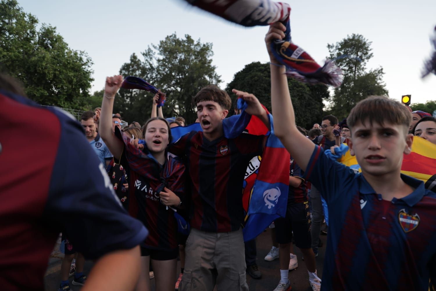 La afición del Levante UD festeja el ascenso en la fuente de Las Cuatro Estaciones