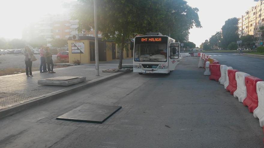 El autobús de la EMT, en plena prueba para ser recargado en movimiento en la avenida Imperio Argentina.