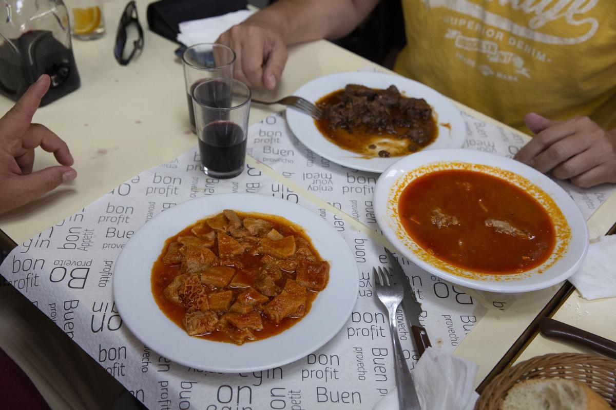 BARCELONA 31/08/2022 ON BARCELONA Tema sobre cocina casera. plato de puchero, callos capipota, garbanzos en el Restaurante Gelida FOTO ELISENDA PONS