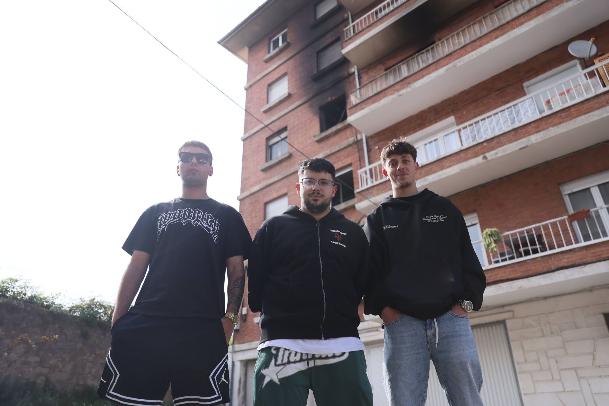 En imágenes: uno jóvenes evitan una tragedia al despertar de madrugada a los vecinos de un bloque en llamas