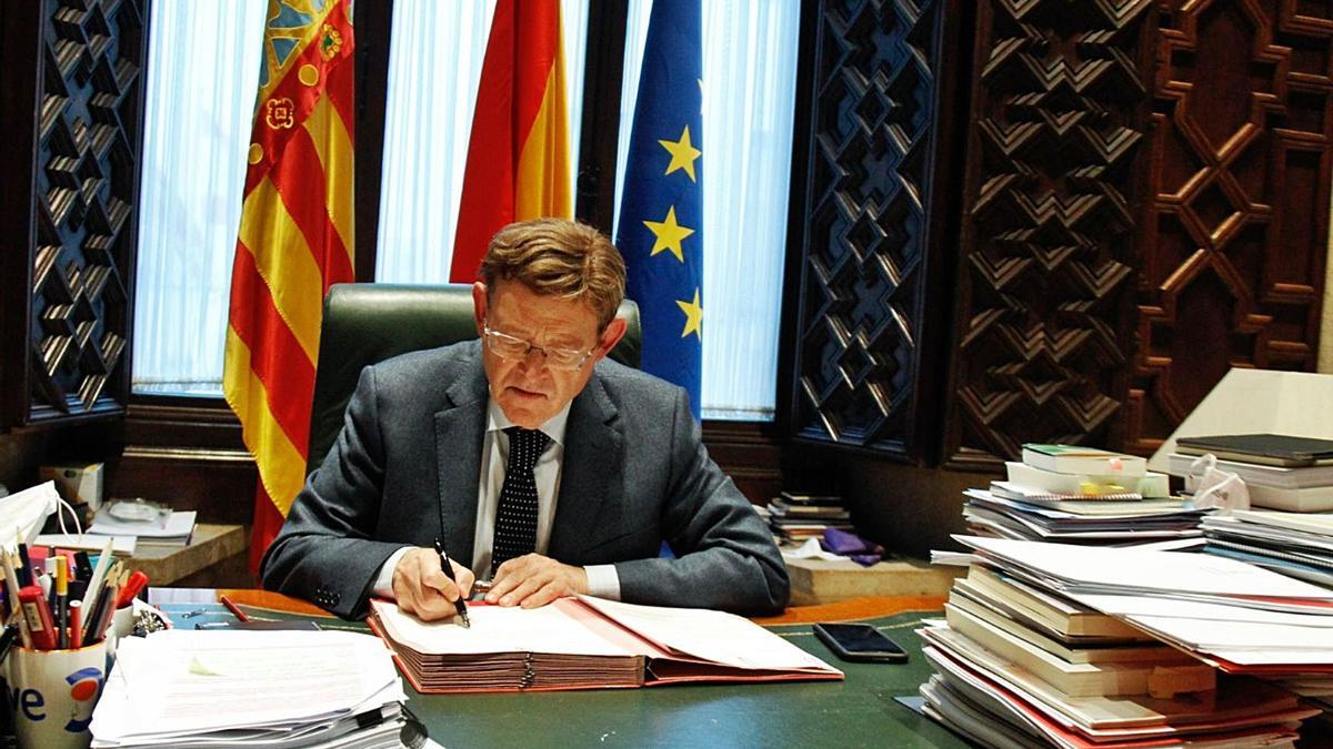 El presidente de la Generalitat, Ximo Puig, firmando la petición del estado de alarma.