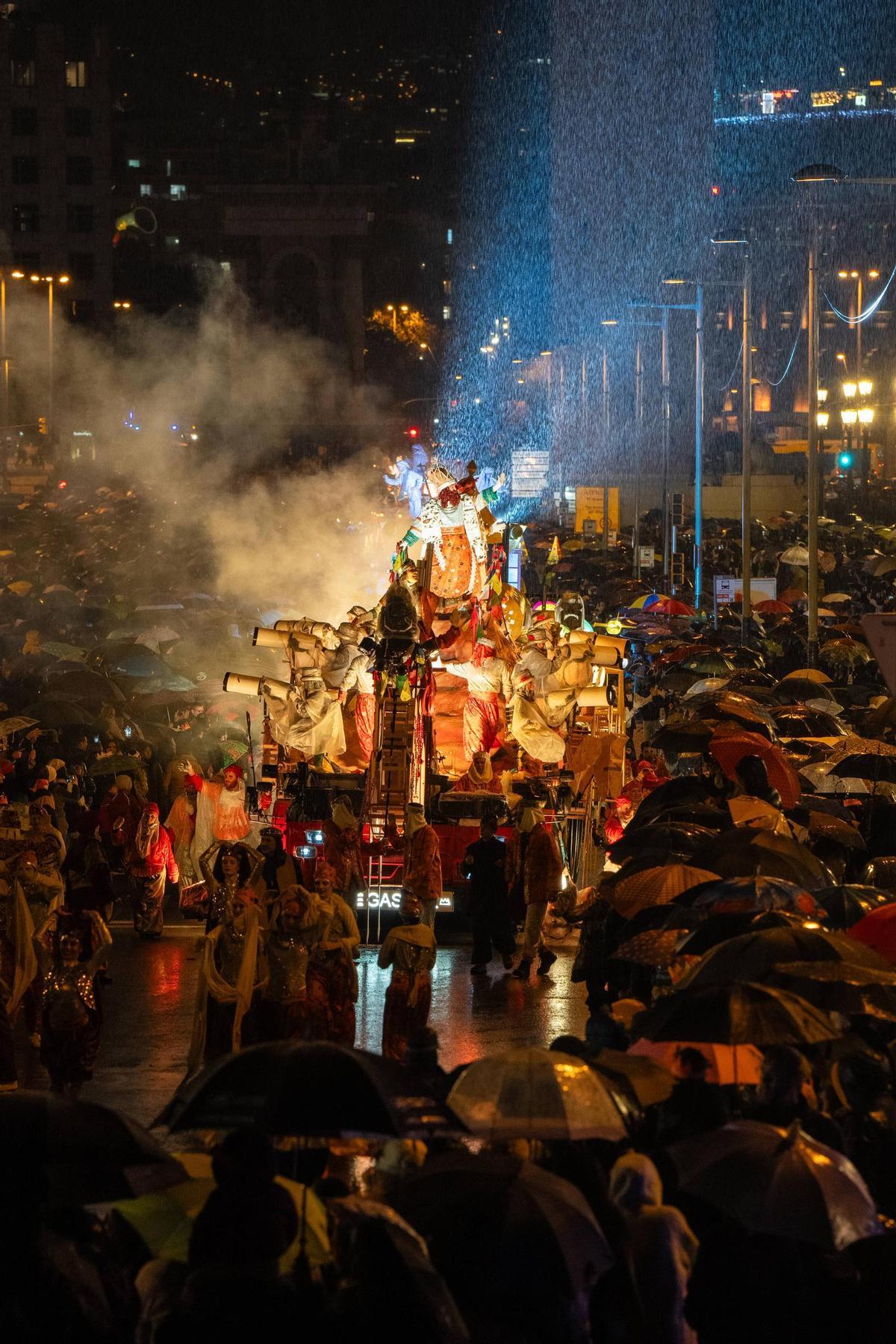 Los Reyes Magos traen la lluvia a Barcelona: ¡búscate en las fotos!