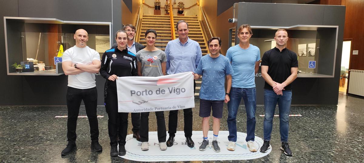 Entrega de la bandera a los agentes por parte de Carlos Botana, en el centro..