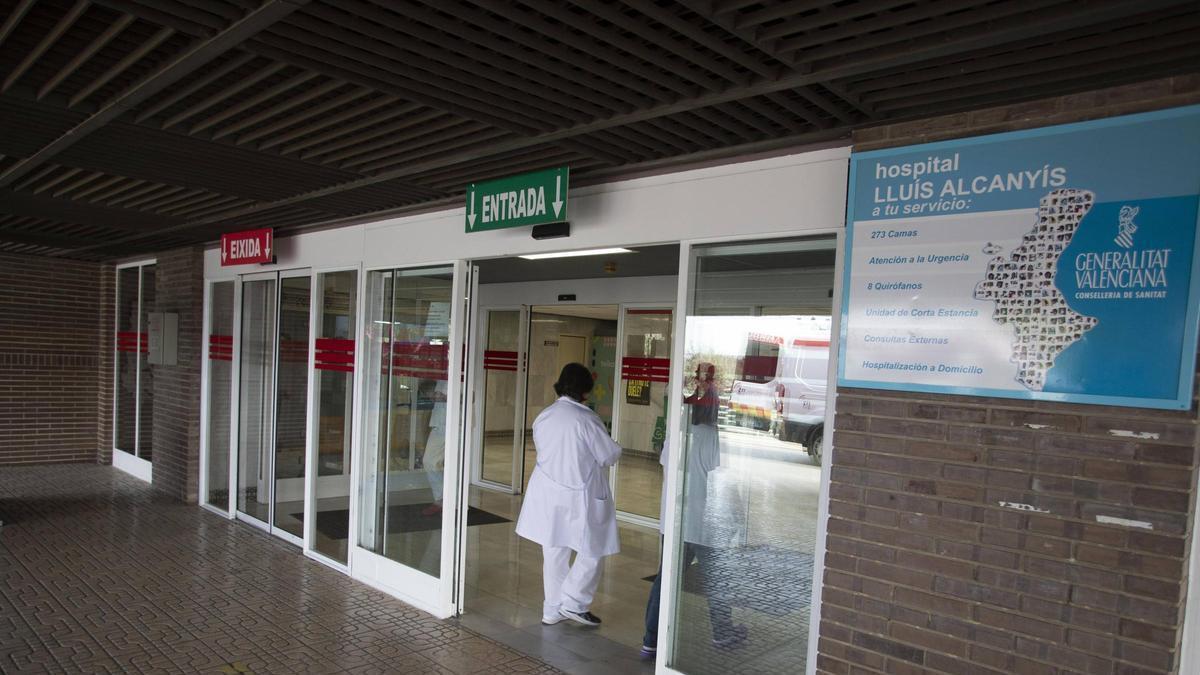 Entrada al hospital Lluís Alcanyís de Xàtiva.